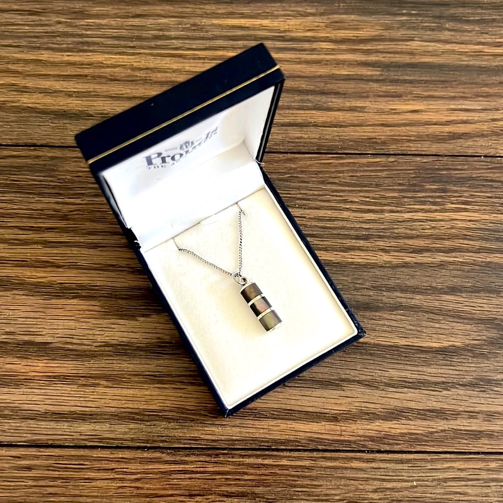 Delicate silver pendant necklace